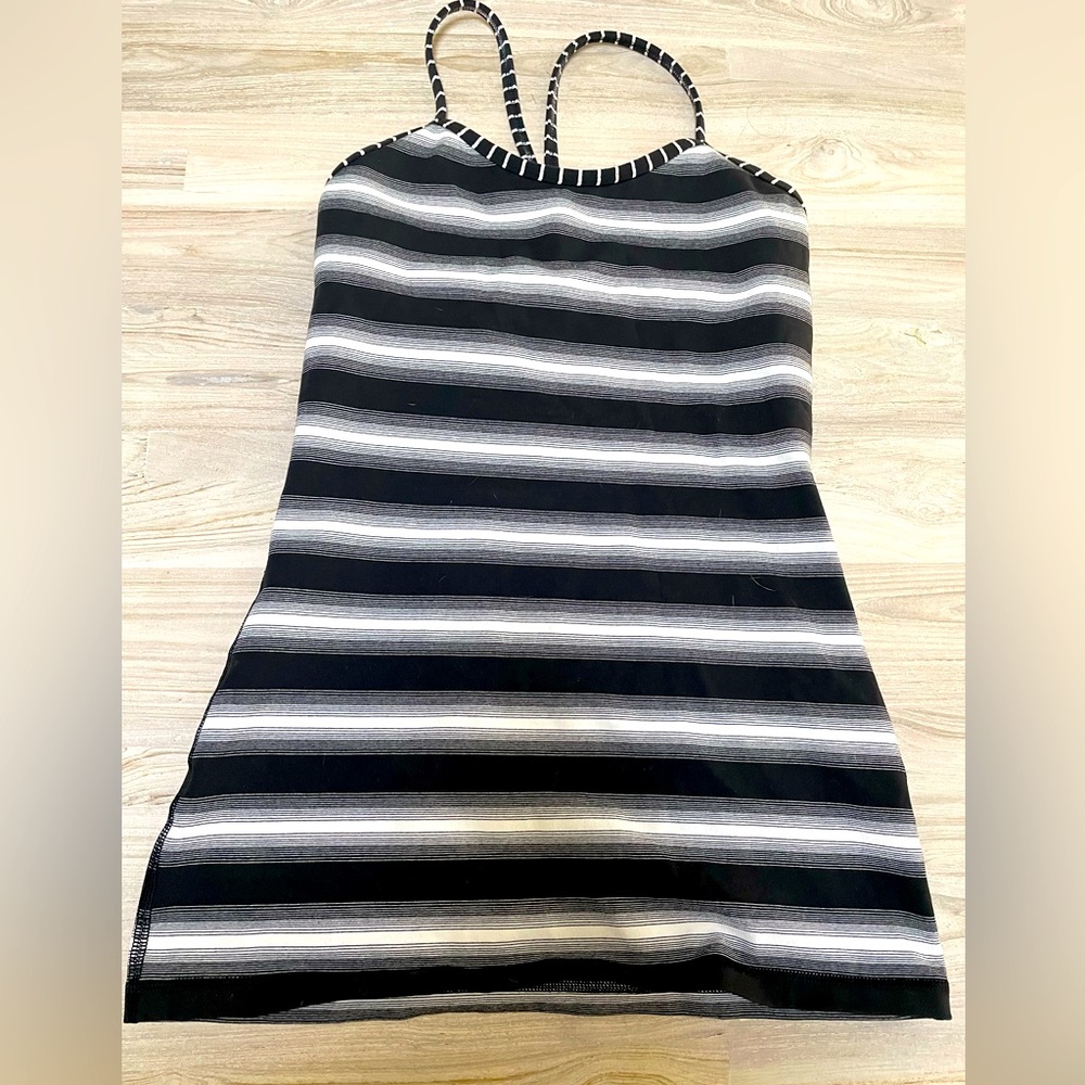 Women’s b/w striped lululemon workout top